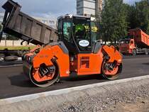 Straßenbau in Kolpino, Hamm-HD+90 Straßenwalze, 6.8.17