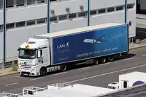 Mercedes-Benz Sattelzug am Flughafen Düsseldorf 6.8.2017