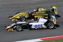ADAC Formel 4, Zweikampf #80 Neuhauser Racing Team(AUT) Fahrer: A.Estner(DEU) und #13 US Racing(DEU), Fahrer F.Scherer(CHE) wärend dem Samstagsrennen auf dem Nürburgring, ADAC GT Masters Weekend. Fahrzeug: Tatuus F4-T014, Motor: Abarth 1,4-Liter-T-Jet