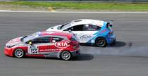 #155 Kia Cee’d GT/R im Zweikampf gegen #188 Seat Leon, beim Spezial Tourenwagen Trophy, im Rahmenprogramm des ADAC GT-Masters Nürburgring am 5.8.2017.