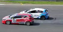 #155 Kia Cee’d GT/R im Zweikampf gegen #188 Seat Leon, beim Spezial Tourenwagen Trophy, im Rahmenprogramm des ADAC GT-Masters Nürburgring am 5.8.2017.