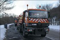 Atego 1828 mit Absperrtafel auf einem Parkplatz bei Meinerzhagen. Dahinter der MAN 19.364. (12.01.2009)
