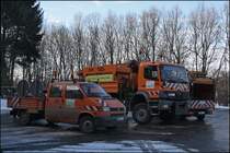 Kleines Treffen (v.l.n.r.) T4 Transporter als Vorabsicherung, Atego 1828 und T4 Transporter mit Planenverdeck.
