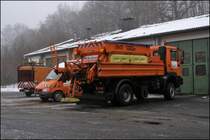 MAN 19.364 mit Streuautomaten, Sprinter 311CDI, VW Transporter auf dem Platz der AM L�denscheid. (14.01.2009)
