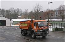 Atego 1828 steht mit vollem Streuautomaten auf dem Platz der AM L�denscheid. (14.01.2009)
