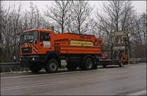 MAN 19.364 mit Absperrtafel in Hagen-S�d. (14.01.2009)
