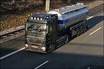 Schon l�nger versuchte ich die Lkw&acute;s von SPRENGER TRANSPORTE GmbH auf den Chip zubekommen. Leider sind die mir immer w�hrend der Arbeit an der Nase vorbeigefahren... Hier nun eine Aufnahme vom 15.01.09: Ein Actros 1860 V8 ausgestattet mit Lampenb�gel, Chromh�rner, Chrom(?)-k�hlergrillablikation, Spoilerlippe, Aluminumabdeckungen um die Sattelkupplung, Ledersitze und Lenkrad mit Wurzelholzverkleidung und NAT�RLICH;-) eine Sidepipe, darf ja nicht fehlen;-) An der Seitenverkleidung steht  600 horses .
Die Spedition besitzt auch noch einen Scania, der mir pers�nlich besser gef�llt :-P

