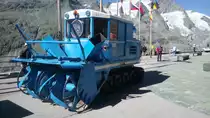 Rotationsschneepflug System Wallack. Diese Schneeräummaschine war eine Erfindung des Wiener Ingenieurs F.F. Wallack. Dieser war maßgeblich am Bau der Großglockner-Hochalpen-Straße beteiligt. Die nach seinen Plänen, bei den Metallbauwerken Wels gebauten Maschinen, kamen erstamls im Jahr 1953 zum Einsatz. Jeder der drei Saurer-Dieselmotoren mit sechs Zylindern leistet 125 PS. Franz-Josefs-Höhe am 30.08.2017.