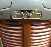 Ferguson, Schriftzug am K�hler eines Oldtimer-Traktors aus den 1950er Jahren, Sept.2017