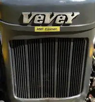 Vevey, Schriftzug am K�hler eines Oldtimer-Traktors der ehemaligen Fahrzeugbaufirma aus der Schweiz, Sept.2017