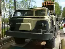 Das Mehrfachraketenwerfersystem BM-27 9P140 Uragan (Hurrikan) auf einem geländegängigen ZIL-135-LKW im Technikmuseum Vadim Zadorozhny (Moskau, Mai 2016)