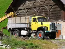 Saurer 330 D  BE  31996 bei Rougemont auf einem Bauernhof am 26.08.2017
