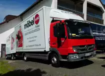 =MB Atego von  Möbel-Punkt  steht bei der Oldtimerausstellung in Thalau im Mai 2017