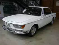BMW 2000 CS. 1965 - 1970. Dieses Coupe wurde von BMW entwickelt und bei Karmann in Osnabrück gebaut. Von diesem Modell wurden 8883 Einheiten verkauft. Bei seinem Erscheinen kostete ein solcher 2000 CS genau DM 17.000,00. Dafür bekam der Käufer ein schnittiges Sportcoupe, dessen 4-Zylinderreihenmotor 120 PS aus 1990 cm³ leistet. Die Höchstgeschwindigkeit liegt bei 185 km/h. Classic Remise Düsseldorf am 09.09.2017.