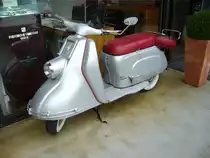 Heinkel Tourist 103-A1. 1957 - 1960. Der Tourist-Motorroller der Stuttgarter Heinkel AG wurde bereits 1953 vorgestellt. Der Roller wurde permanent weiter entwickelt. Das abgelichtete Modell 103-A1 ist die vorletzte Modellversion des Tourist. Der gebläsegekühlte,
1-Zylinderviertaktmotor hat einen Hubraum von 174 cm³ und leistet 9,2 PS. Classic Remise Düsseldorf am 09.09.2017.