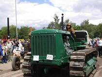 Kollja und seine Raupe. Die Burkhardtsdorfer Raupe T 100 bei der maschinenvorstellung in markleeberg 2007