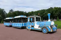 Eine Park- Eisenbahn  wartet unterhalb der Schachbrett-Kaskaden auf Abfahrt zur Alexander-Exkursion im Peterhof, 20.8.17