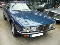 De Tomaso Deauville. 1971 - 1988. Der Deauville ist die einzige viertürige Limousine die bei De Tomaso in Modena hergestellt wurde. Der abgelichte Deauville entstammt der ab 1978 produzierten zweiten Serie. Der V8-Motor stammt aus dem Regal von Ford und hat einen Hubraum von 5763 cm³ und leistet 330 PS. Die Höchstgeschwindigkeit liegt bei 230 km/h. Classic Remise Düseldorf am 09.09.2017.