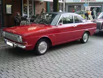 Ford Taunus P6 12M Coupe. 1966 - 1970. Der P6 war der Nachfolger des P4, der als Cardinal für Ford den Weltmarkt erobern sollte. Die Karosserien vom 12M und seinem größeren Bruder 15M waren identisch. Lediglich die Front- und Heckpartien erhielten unterschiedliche  Garnierungen . Beim 12M konnte der Kunde zwischen zwei V4-motoren wählen: 1183 cm³ mit 45 PS oder 1305 cm³ mit 50 PS oder 53 PS. Dukes of Downtown am 09.09.2017 in Essen-Rüttenscheid.
