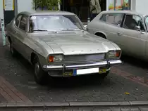 Ford Capri I. 1969 - 1973. Der Capri I wurde von den deutschen und englischen Ford-Werken gemeinsam entwickelt und im Januar 1969 vorgestellt. Er bewirkte einen Wiederanstieg der Verkaufszahlen. Der Capri war mit einer breit gefächerten Motorenauswahl bestellbar. Der abgelichtete Capri ist ein 1500 in der XL Ausstattung. Der 1500 war die zweitniedrigste Motorisierungsstufe. Der V4-motor hat einen Hubraum von 1498 cm³ und leistet 60 PS. Das verhilft dem Wagen zu einer Höchstgeschwindigkeit von 142 km/h. Ein solcher Capri stand bei seiner Markteinführung mit DM 7300,00 in der Preisliste. Dukes of Downtow am 09.09.2017 in
Essen-Rüttenscheid.