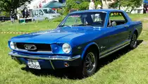 =Ford Mustang rollt zu seinem Standplatz bei der Oldtimerausstellung in Thalau im Mai 2017