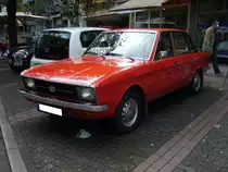 VW K70. 1970 - 1974. Diese eigentlich NSU-Entwicklung lief im neuen VW-Werk Salzgitter vom Band. Der 4-Zylinderreihenmotor mit einem Hubraum von 1605 cm³, war wahlweise mit 75 PS oder 90 PS lieferbar. Ein solcher K70 schlug bei seiner Markteinführung mit DM 9450,00 zu Buche. Der abgelichtete K70 ist im Farbton phönixrot lackiert. Duke of Downtown am 09.09.2017 in Essen-Rüttenscheid.