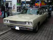 Dodge Coronet Station Wagon des Modelljahres 1969. Der abgelichtete Station Wagon ist im Farbton DT2418 cream lackiert. Die Coronet Modelle des Jahrganges 1969 konnten mit einem
6-Zylinderreihenmotor mit 3.7l Hubraum und 145 PS, sowie vier V8-motoren mit 5.2l, 6.3l, 7.0l und 7.2l, die zwischen 230 PS und 425 PS leisten, bestellt werden. Duke of Downtown am 09.09.2017 in Essen-Rüttenscheid.