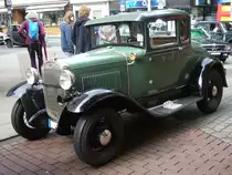 Ford Model A. 1928 - 1931. Hier wurde ein Model A in der Karosserieversion Coupe abgelichtet. Das Coupe entstammt dem letzten Baujahr dieser Modellreihe. Der 
4-Zylinderreihenmotor hat einen Hubraum von 3285 cm³ und leistet 40 PS. Die Höchstgeschwindigkeit liegt bei etwa 100 km/h. Duke of Downtown am 09.09.2017.