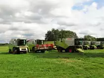 Zwei Claas Medion 310 und ein Claas Tucano 460 am 09.09.17 bei Maintal auf einer Wiese