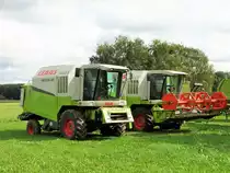 Zwei Claas Medion 310 am 09.09.17 bei Maintal auf einer Wiese