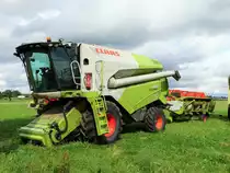 Ein Claas Tucano 460 am 09.09.17 bei Maintal auf einer Wiese