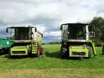 Ein Claas Lexion 550 und Claas Lexion 630 am 09.09.17 bei Maintal auf einer Wiese