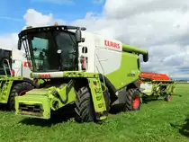 Ein Claas Lexion 630 am 09.09.17 bei Maintal auf einer Wiese