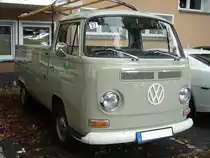 VW T2a Pritschenwagen. 1967 - 1972. Der neue  Bulli  und seine Ableger wurde im August 1967 vorgestellt. Auch in der zweiten Generation der Transporter setzte man bei Volkswagen wieder auf den im Heck verbauten, luftgekühlten 4-Zylinderboxermotor. Dieser leistet aus 1584 cm³ Hubraum bis zum Modelljahr 1970 47 PS. Danach erhöhte sich die Leistung durch eine andere Vergaserbestückung auf 50 PS. Ein solcher Pritschenwagen kostete bei seiner Markteinführung DM 6475,00. Eine Plane für die Ladefläche kostete DM 325,00 zusätzlich. Duke of Downtown am 09.09.2017 in Essen-Rüttenscheid.