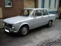 Alfa Romeo Giulia 1300 Super. 1964 - 1971. Um die 1962 vorgestellte Giulia auch weniger betuchten Kunden zugänglich zu machen (billig war die Giulia ja nie), bot man ab 1964 die spartanischer ausgestattete Version mit einem 1.3l Motor an. Äußerlich die 1300´er Giulia an den vorderen Einzelscheinwerfern zu erkennen. Der 4-Zylinderreihenmotor mit Doppelnockenwelle hat einen Hubraum von 1290 cm³ und leistet 85 PS. Duke of Downtown am 09.09.2017 in Essen-Rüttenscheid.