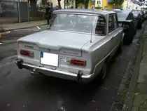 Heckansicht eines Alfa Romeo Giulia 1300 Super. 1964 - 1971. Duke of Downtown am 09.09.2017 in Essen-Rüttenscheid.