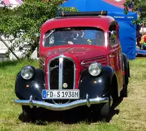 =Skoda Popular, Bj. 1938, 30 PS, rollt zu seinem Standplatz bei der Oldtimerausstellung in Thalau im Mai 2017