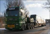 MAN TGA 26.530XXL der K�BLER Spedition steht mit einem  Stra�enbus  f�r Shanghai als Beladung auf dem Rasthof Sauerland-Ost. (15.01.2009)

