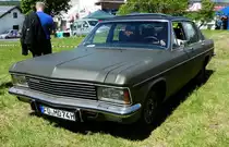 =Opel Admiral rollt zu seinem Standplatz bei der Oldtimerausstellung in Thalau im Mai 2017