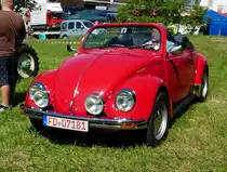 =VW Käfer Cabrio rollt zu seinem Standplatz bei der Oldtimerausstellung in Thalau im Mai 2017