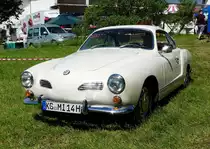 =Karmann Ghia rollt zu seinem Standplatz bei der Oldtimerausstellung in Thalau im Mai 2017