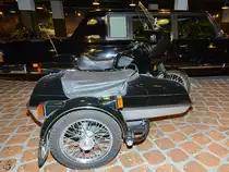 Ein Ural Motorrad mit Beiwagen im Technikmuseum Vadim Zadorozhny (Moskau, Mai 2016)