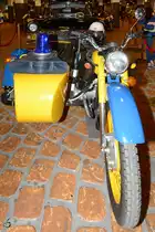 Ein Ural Motorrad mit Beiwagen im Farbton der Verkehrspolizei (GAI) im Technikmuseum Vadim Zadorozhny (Moskau, Mai 2016)