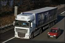 ROSWITHA BRUDERS: Der DAF XF105.510  SuperSpaceCab  ist schon etwas schmutzig als er am 15.01.2009 auf dem Heimweg bei L�denscheid-S�d in der Steigung hinauf zur Homert abgelichtet werden konnte. Der Auflieger tr�gt Werbung f�r EMW  Das Stahl Service Center . Seit 1952 hat sich EMW vom  Eisen- und Metallwarenh�ndler  zu einem der gr��ten werksunabh�ngigen Stahl-Service-Center f�r Feinblech in Deutschland und Europa entwickelt. Auf einer Fl�che von ca. 30.000 m� lagern dort rund 80.000 Tonnen Feinblech. BRUDERS ist ein inhabergef�hrtes Unternehmen und der Chef f�hrt sogar selbst.
Nebenbei sieht man noch den Gr��enunterschied zwischen Stadtwagen und 510PS Maschine;-) Ich hoffe euch gef�llt das Bild;-)