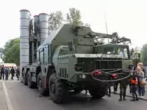 Ein S-300 Flugabwehrraketenfahrzeug wurde zur 295-Jahr-Feier der Stadt Kolpino ausgestellt, 2.9.17