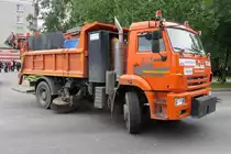 Ein KAMAZ Straßenreinigungsfahrzueg dient als Straßensperre bei der 295-Jahr-Feier der Stadt Kolpino, 2.9.17