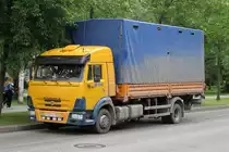 Ein KAMAZ mit Pritschenaufbau in Kolpino, 2.9.17