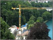 Ein Liebherr-Kran auf einer Baustelle in Bern, aufgenommen am 26.07.2008 von der Kornhausbr�cke.