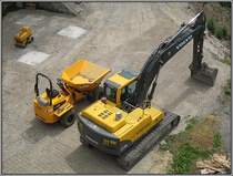 Ein Volvo-Bagger Typ EC210B sowie ein Dumper, aufgenommen am 26.07.2008 in Bern von der Nydeggbr�cke aus, nahe dem B�rengraben.