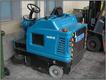 Ein Reinigungsger�t auf dem Bahnhof von Spiez, aufgenommen am 27.07.2008.